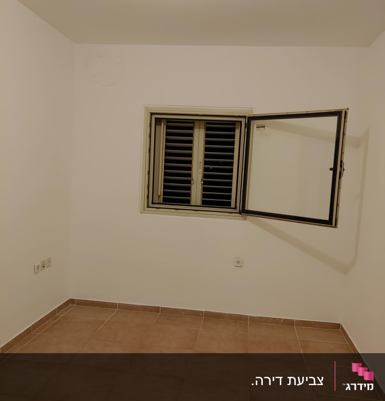 חדר עם קירות לבנים ורצפת אריחים חומים